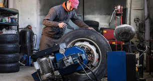 Schneiden, Nachschneiden, Runderneuern von LKW-Reifen - Aeolus Tyres